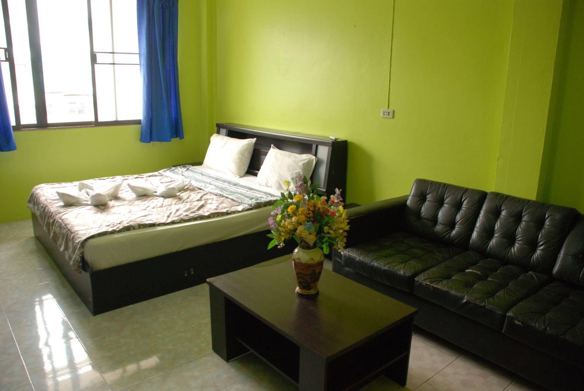Blue Lagoon Guest House & Bar