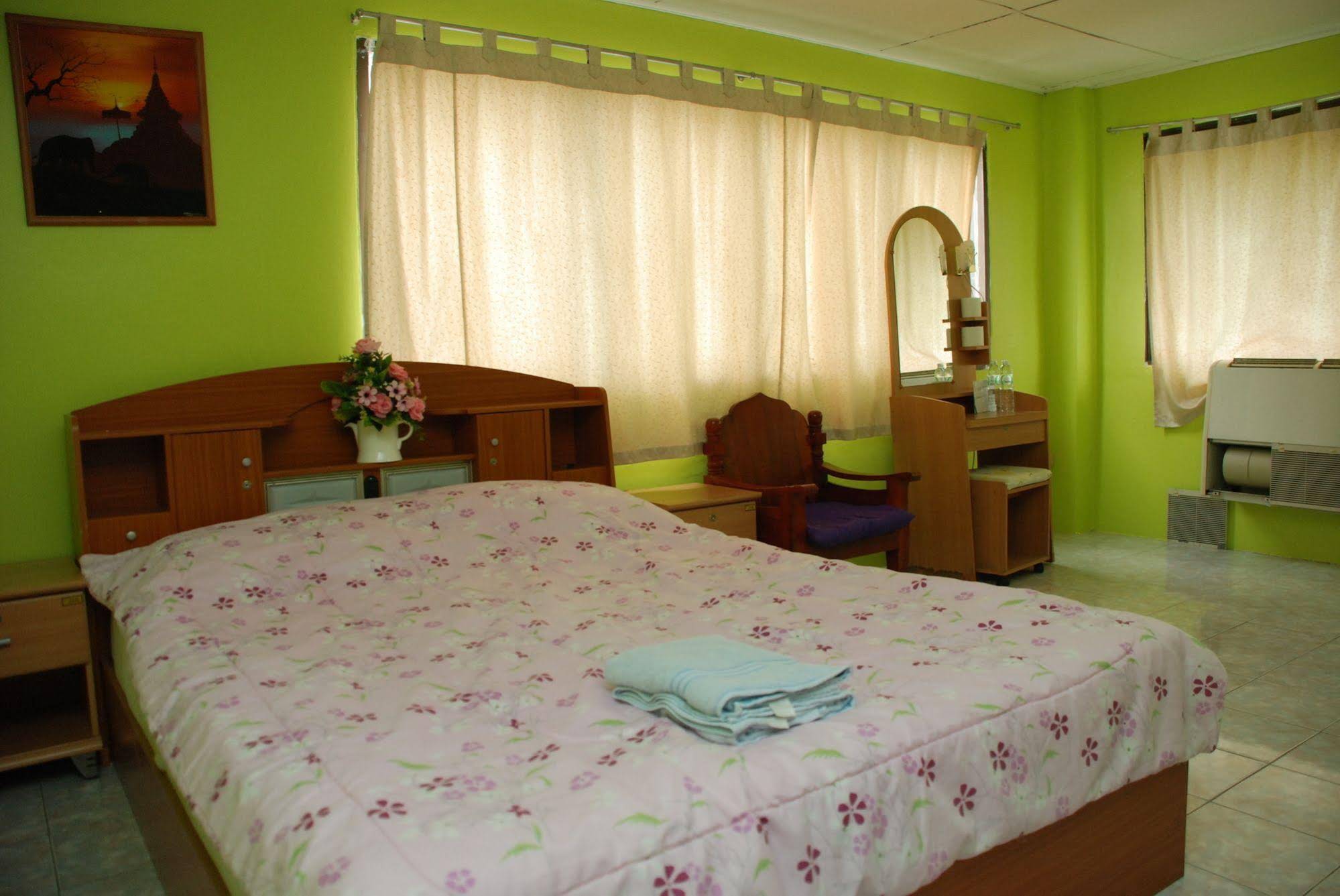Blue Lagoon Guest House & Bar