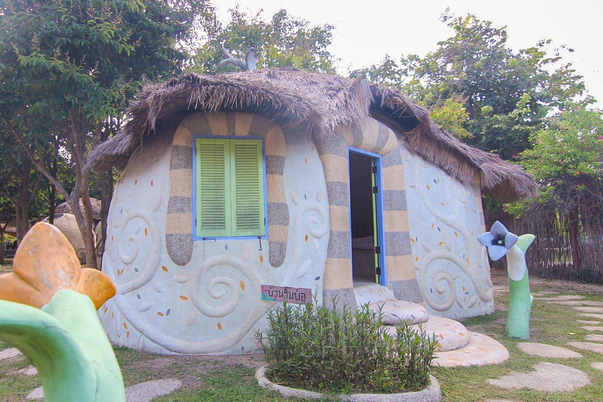 Naidee Sculptured Huts @ Vic Hua Hin