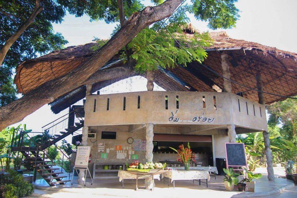 Naidee Sculptured Huts @ Vic Hua Hin
