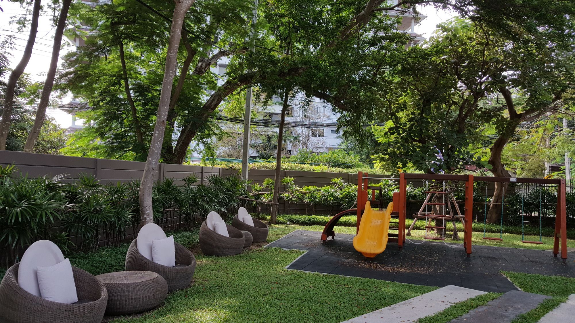Rain Cha Am - Hua Hin by J&P