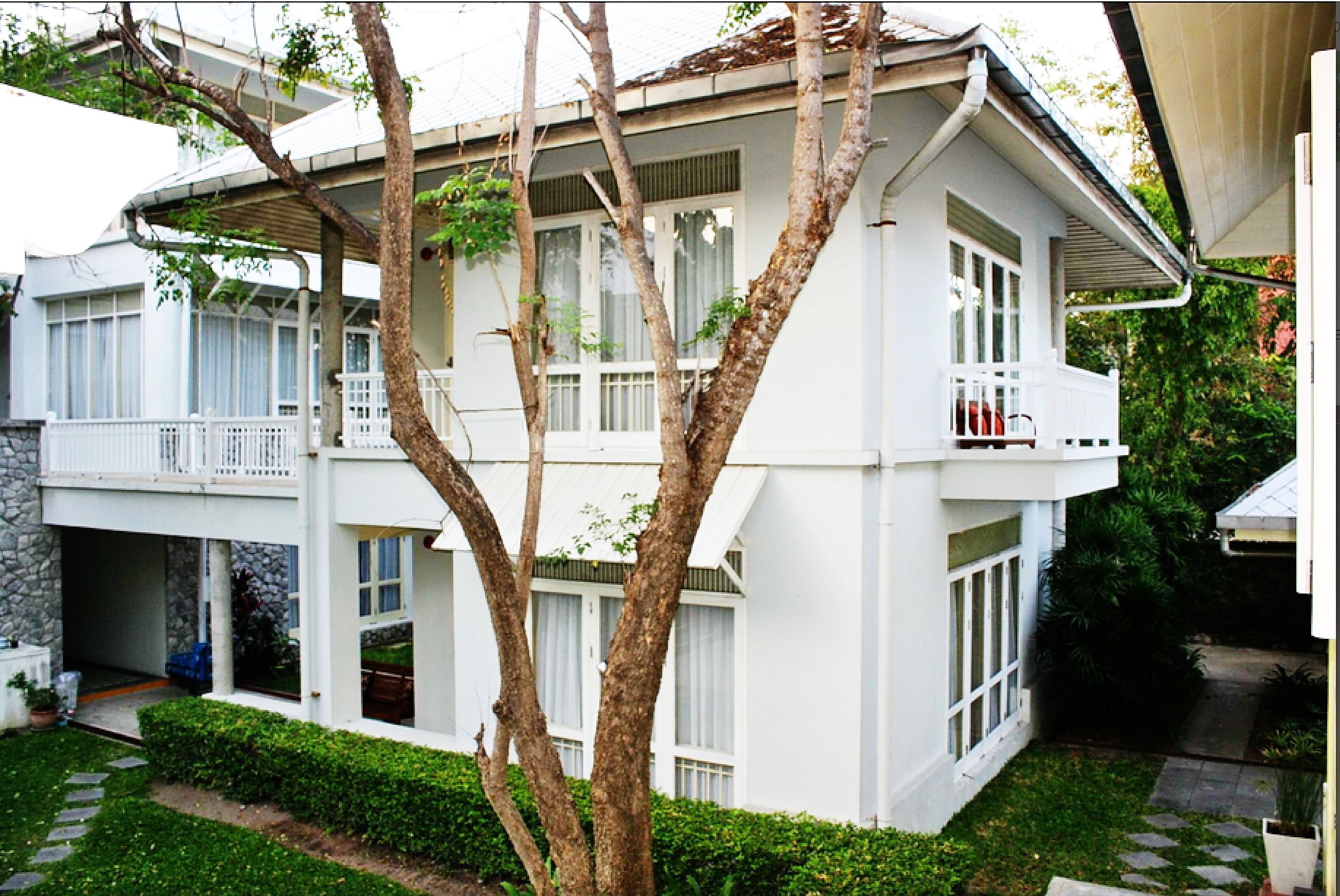 Baan Bayan Beachfront Hotel