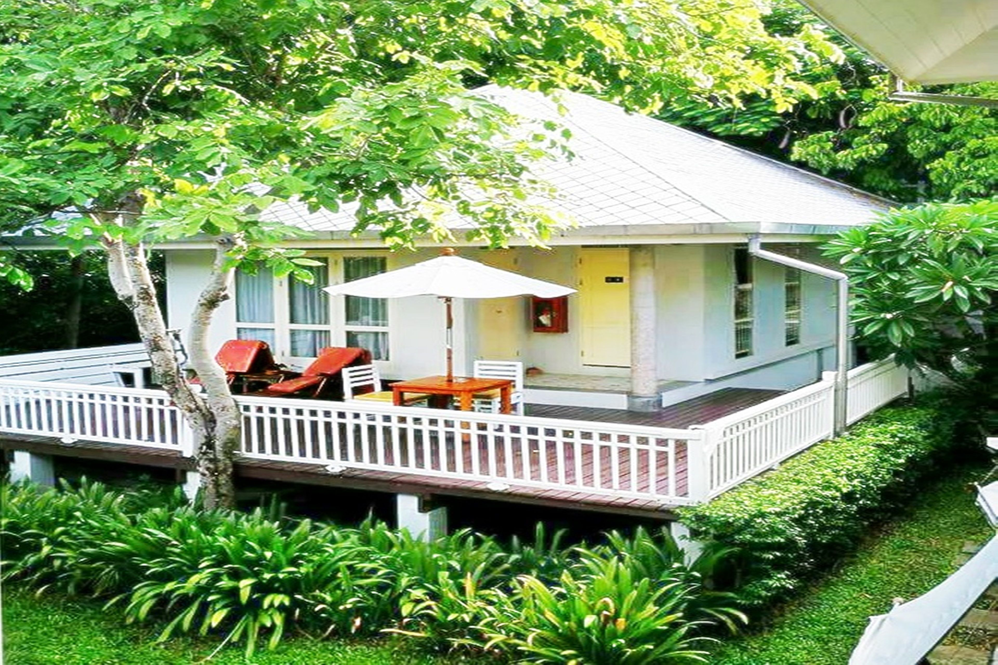 Baan Bayan Beachfront Hotel