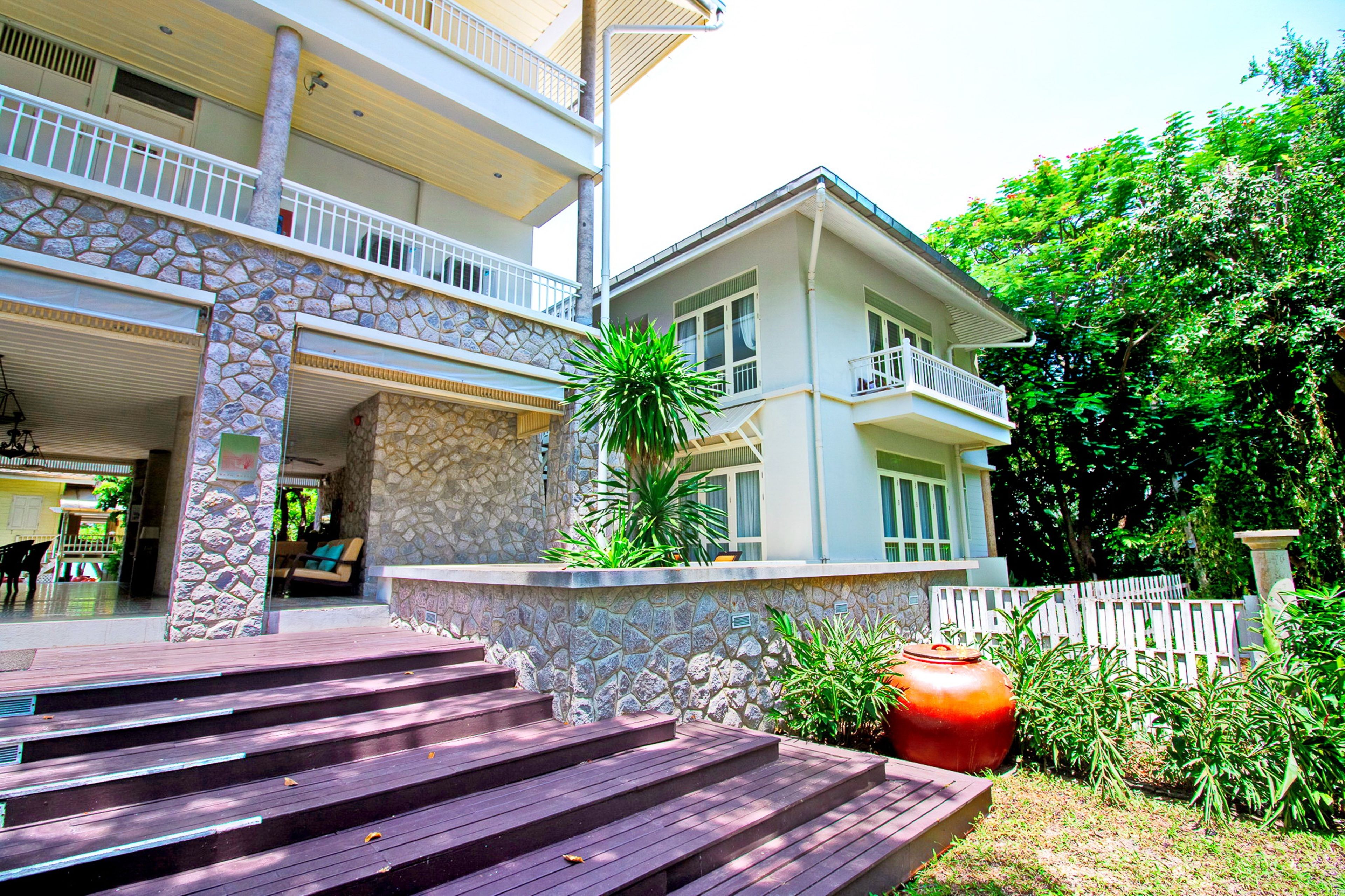 Baan Bayan Beachfront Hotel