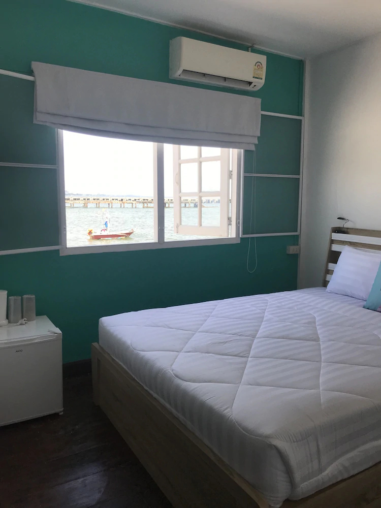 Karoon Hut Guesthouse