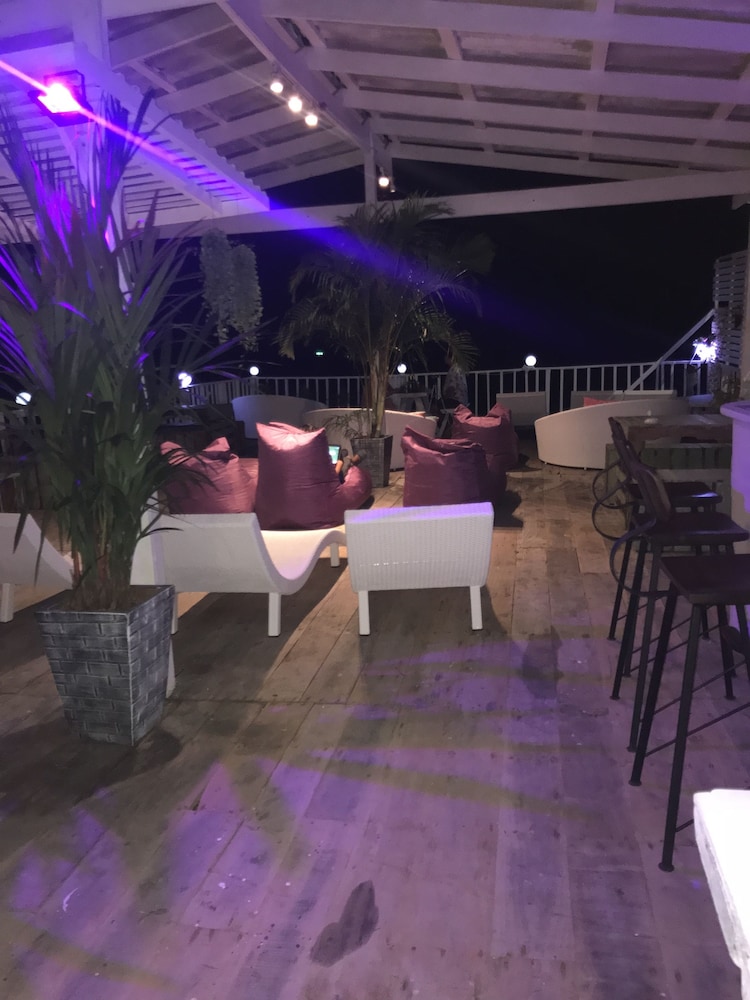 Karoon Hut Guesthouse