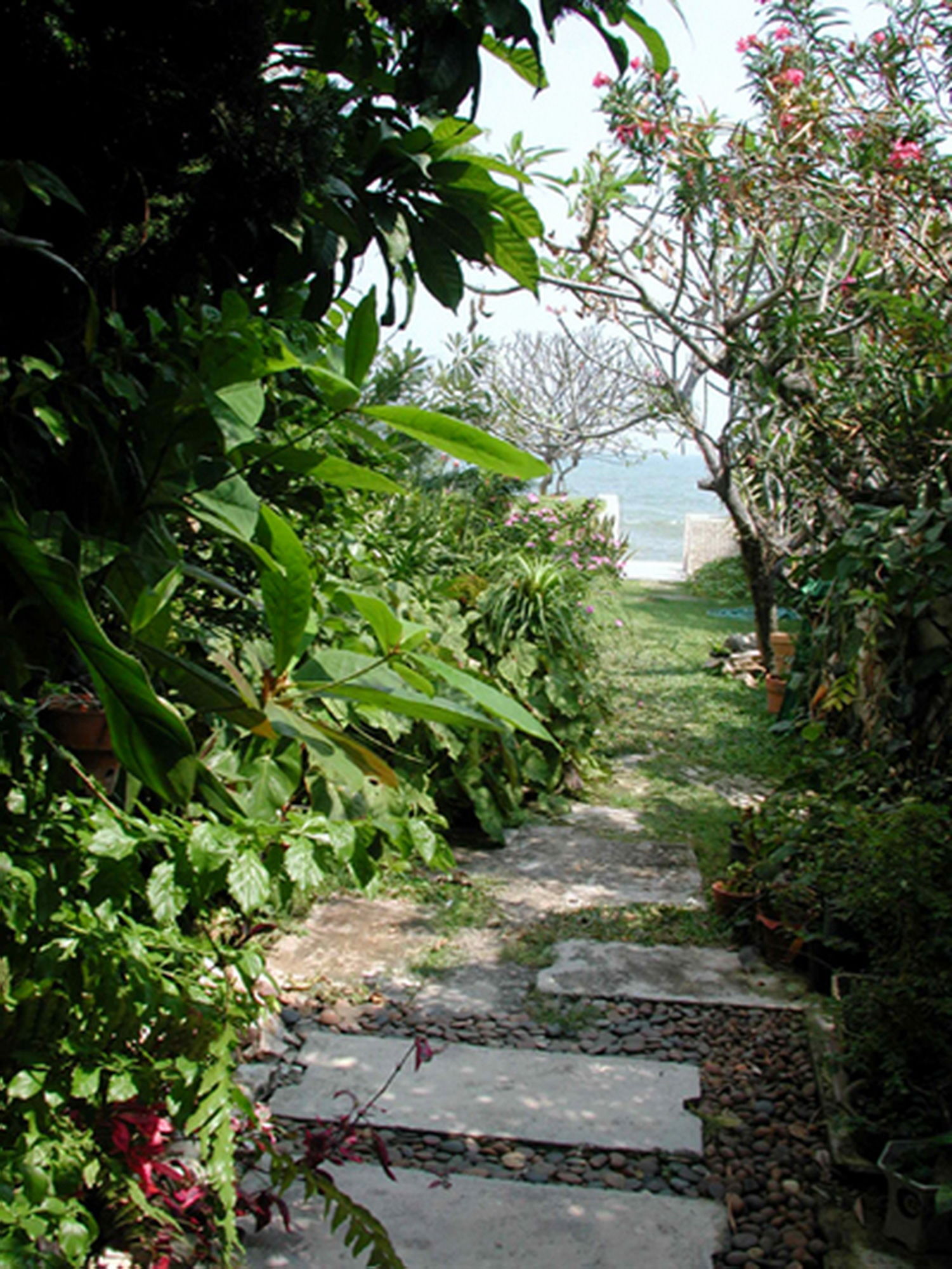 Nern Chalet Beachfront Hotel