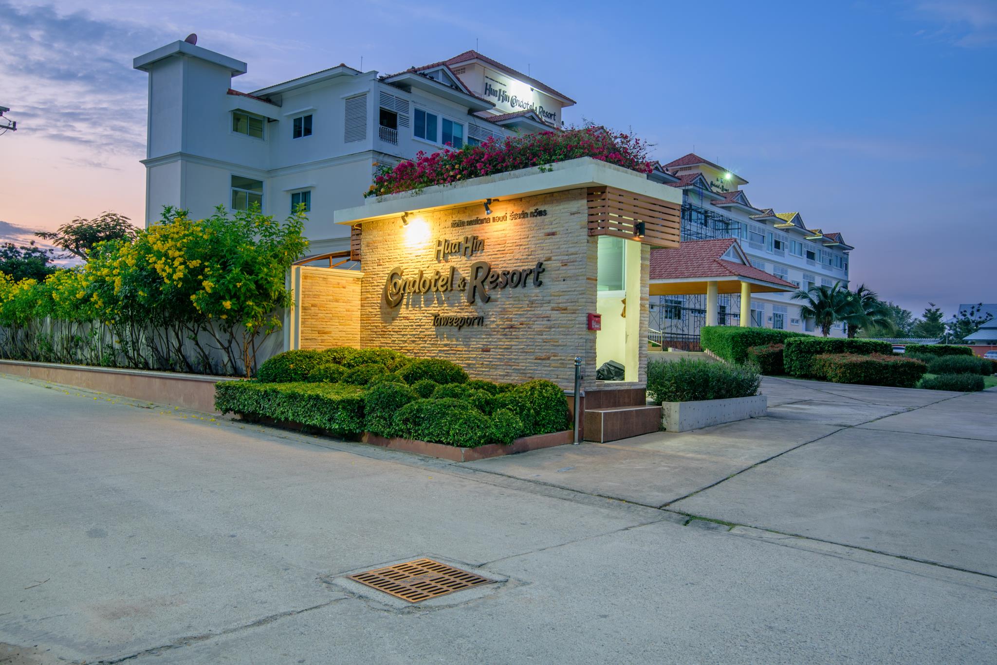 Taweeporn Condotel and Resort