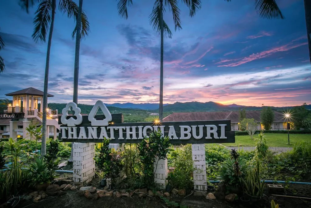 Thanatthichaburi Lake Resort And Spa