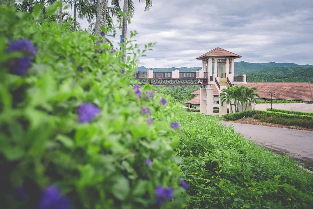 Thanatthichaburi Lake Resort And Spa