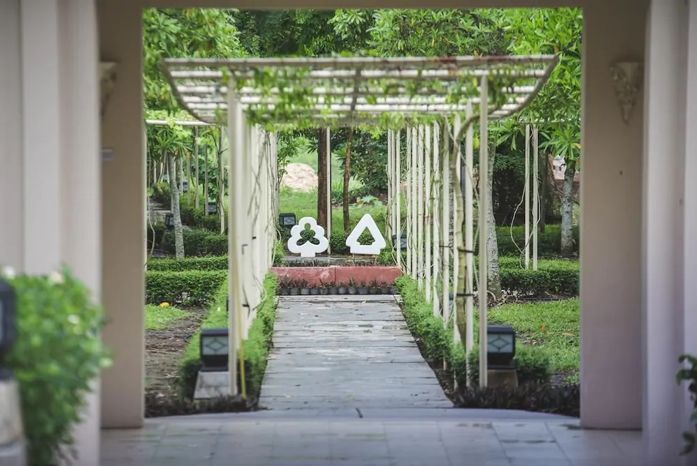 Thanatthichaburi Lake Resort And Spa