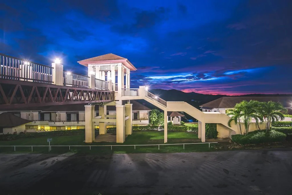 Thanatthichaburi Lake Resort And Spa