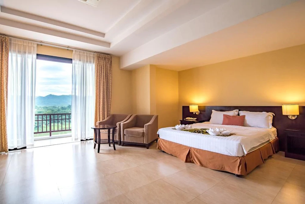 Thanatthichaburi Lake Resort And Spa