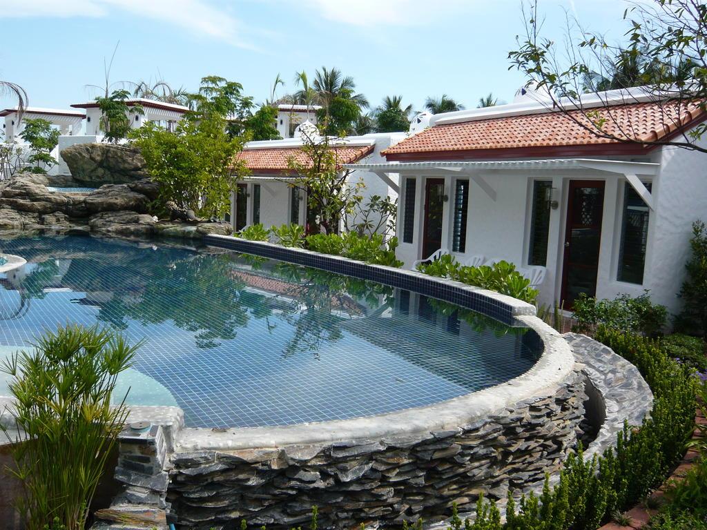 Baan Montra Beach Resort