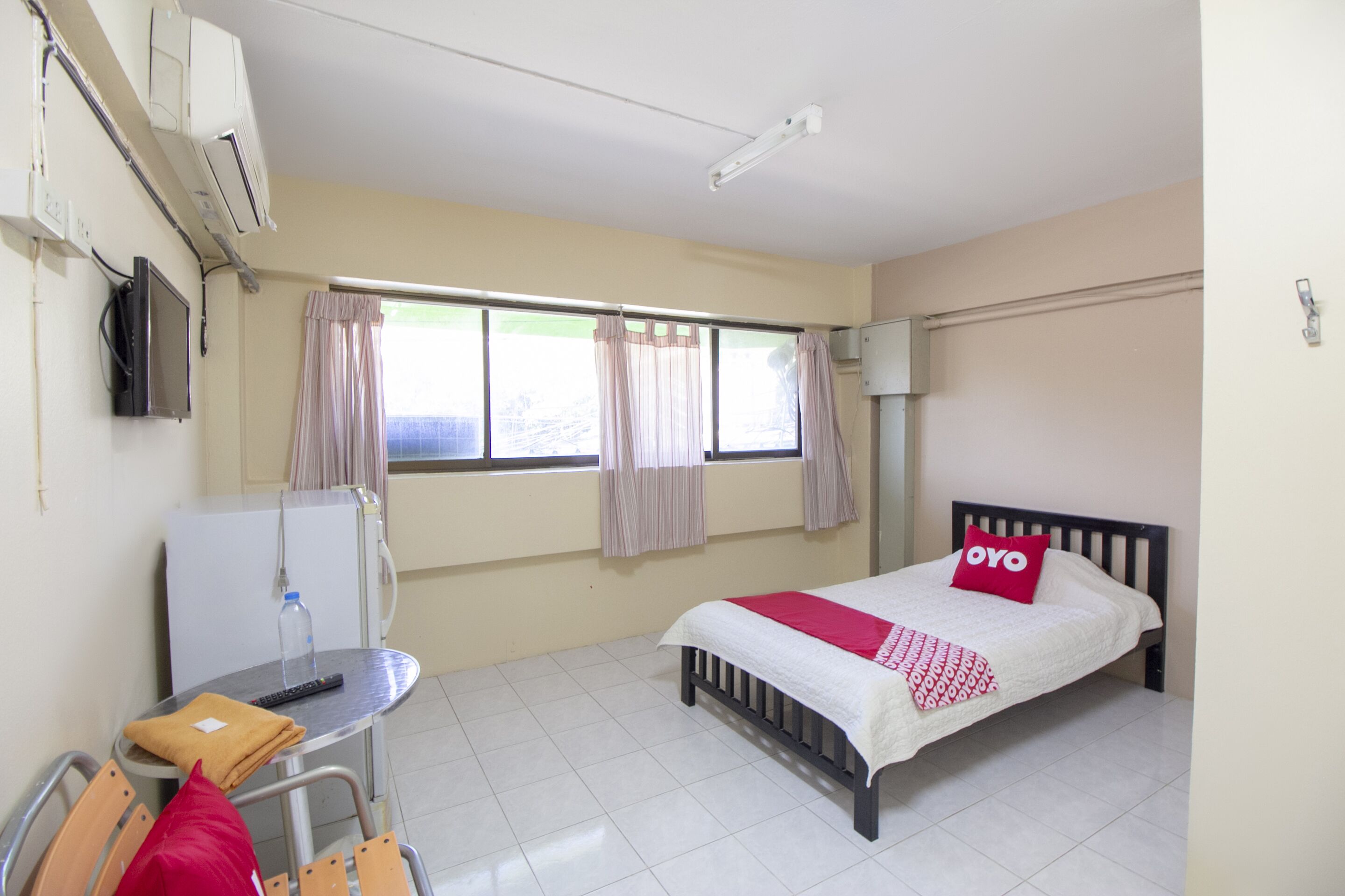 OYO 75372 Flight Hut Hotel
