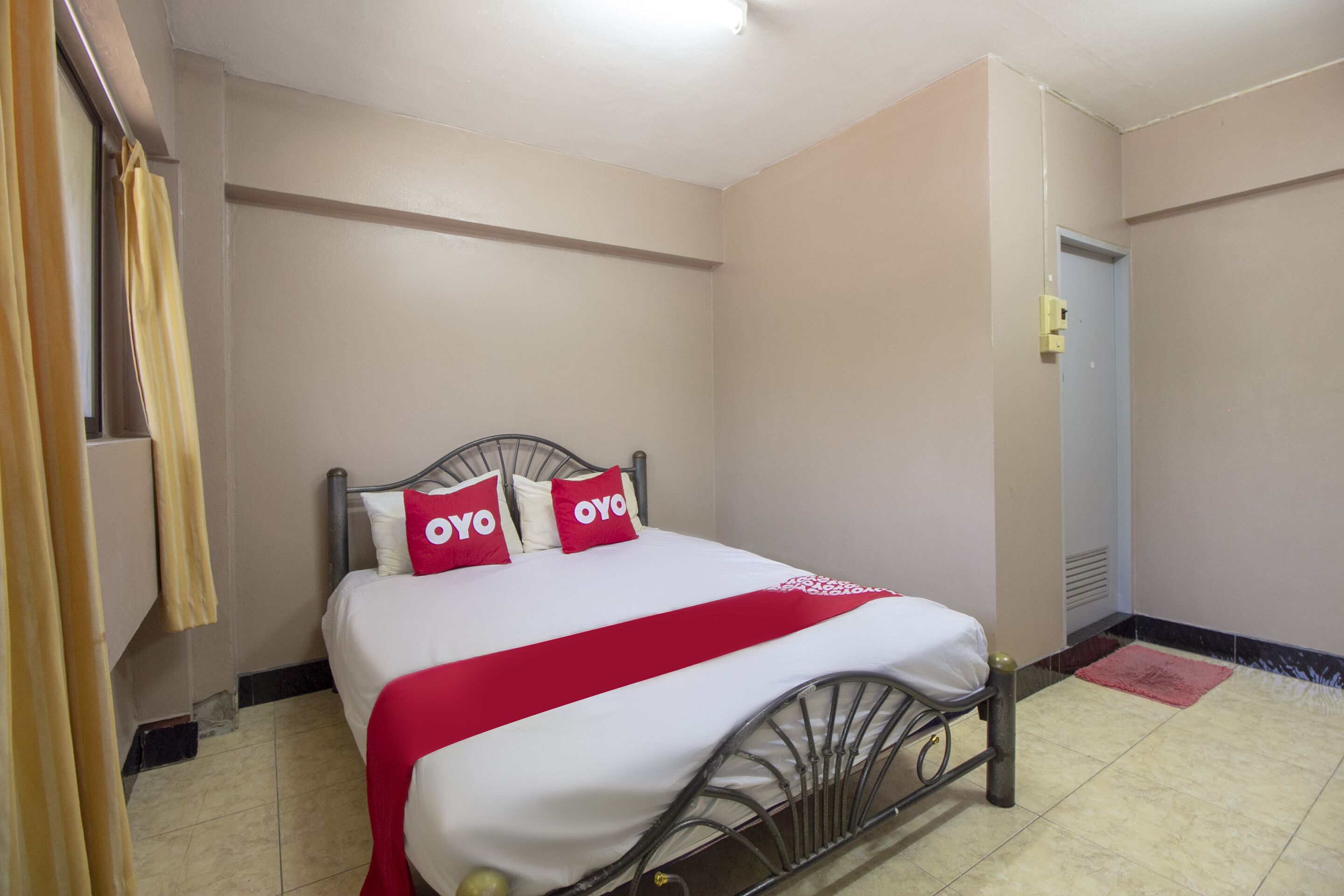 OYO 75372 Flight Hut Hotel