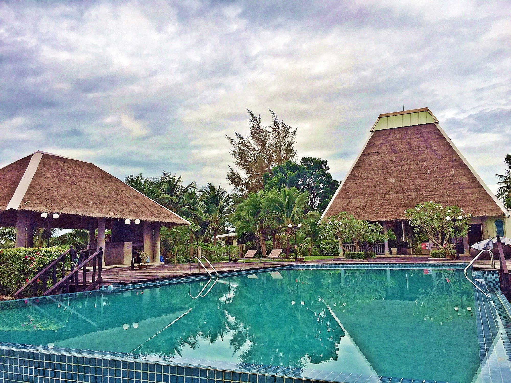 Lawana Escape Beach Resort Pranburi