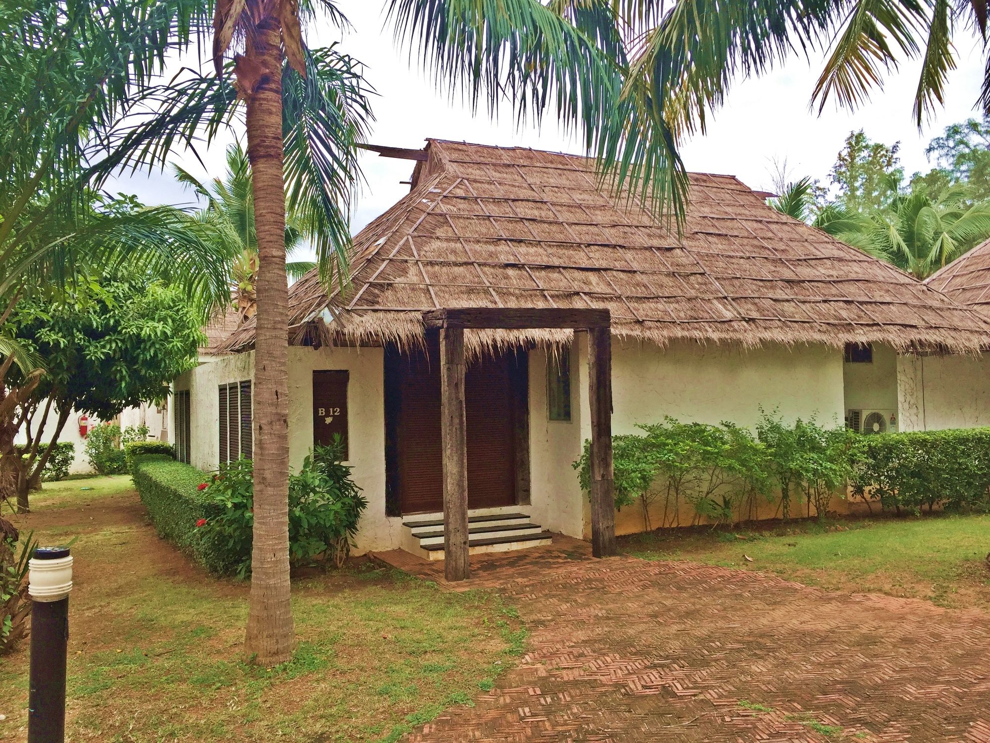 Lawana Escape Beach Resort Pranburi
