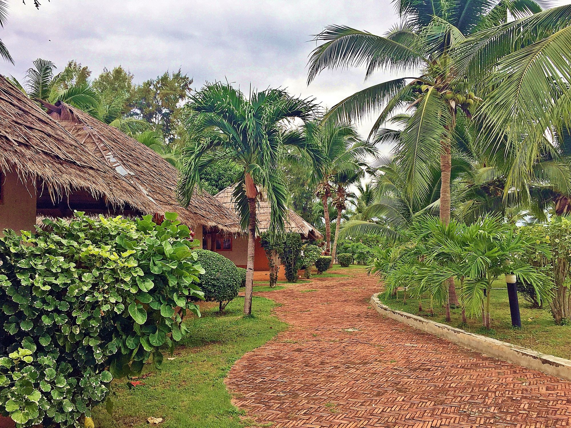 Lawana Escape Beach Resort Pranburi