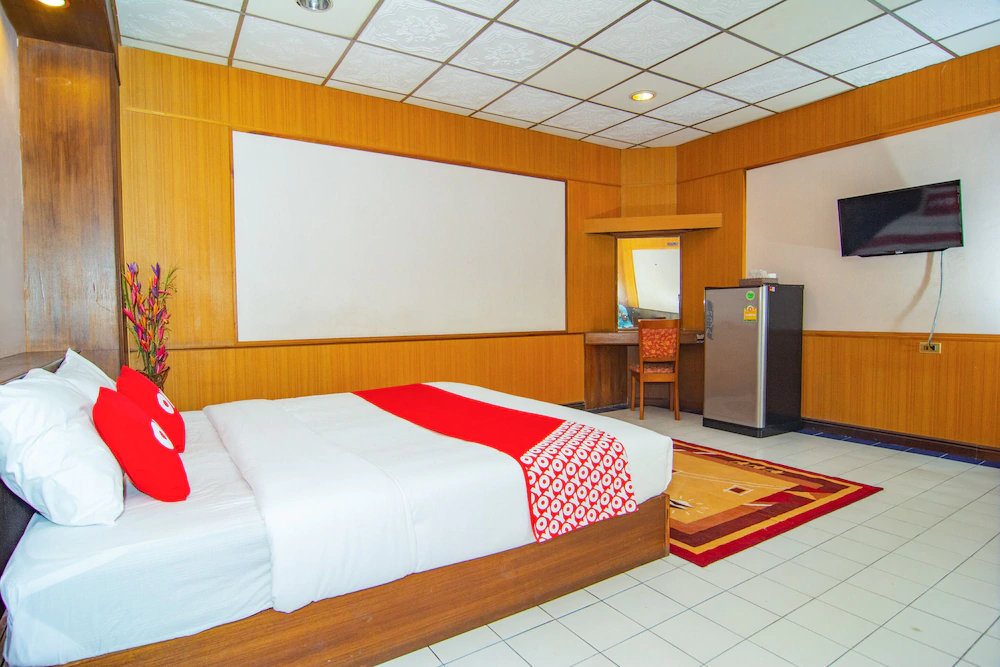 Phasuk Hotel by OYO Rooms