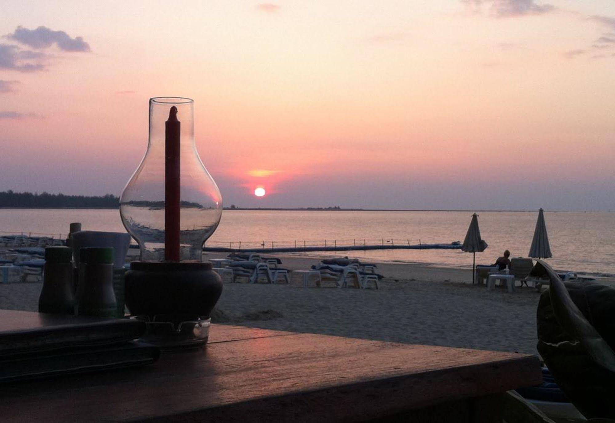 Ao Thong Beach Bungalows & Restaurant