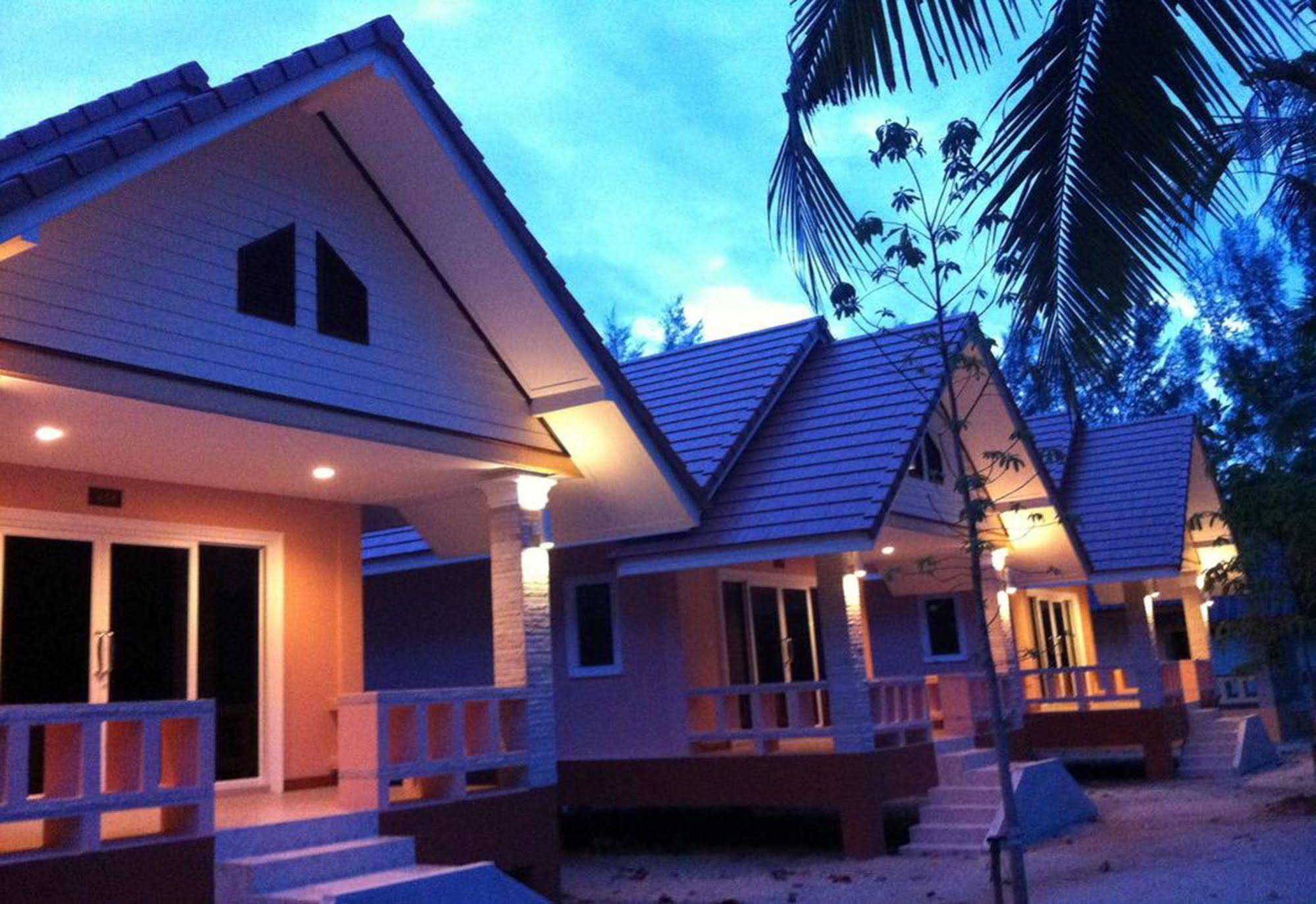 Ao Thong Beach Bungalows & Restaurant