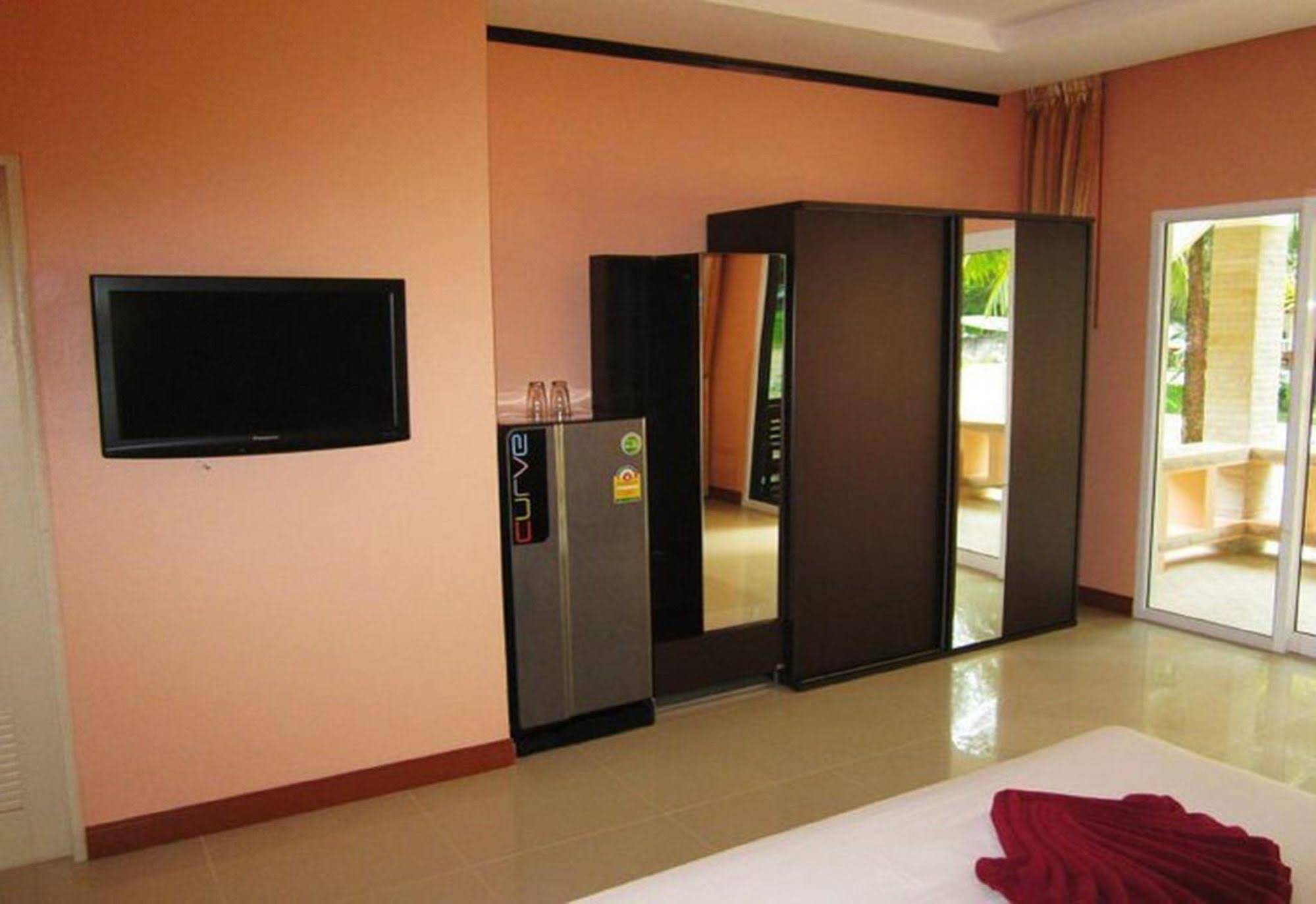 Ao Thong Beach Bungalows & Restaurant