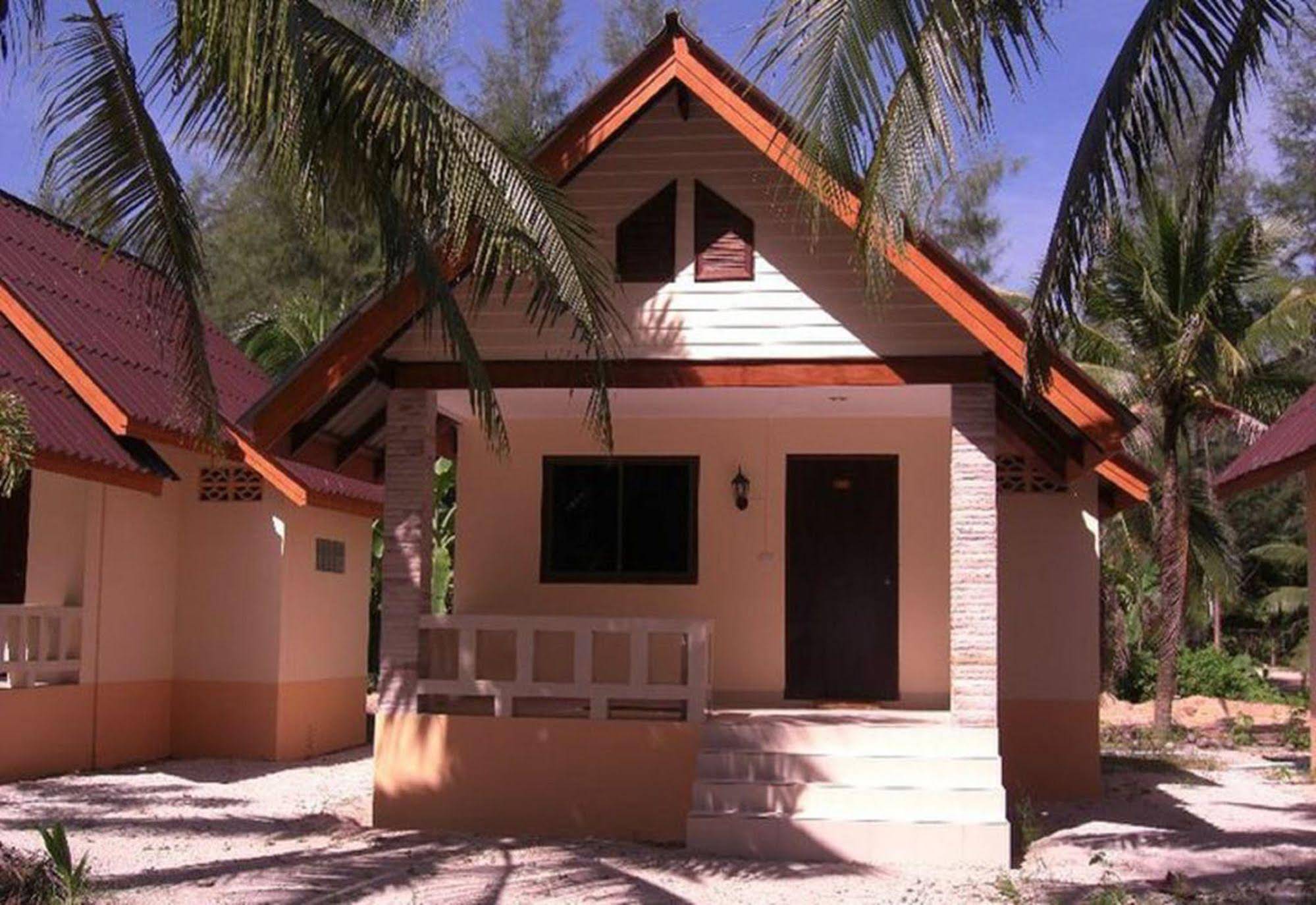 Ao Thong Beach Bungalows & Restaurant