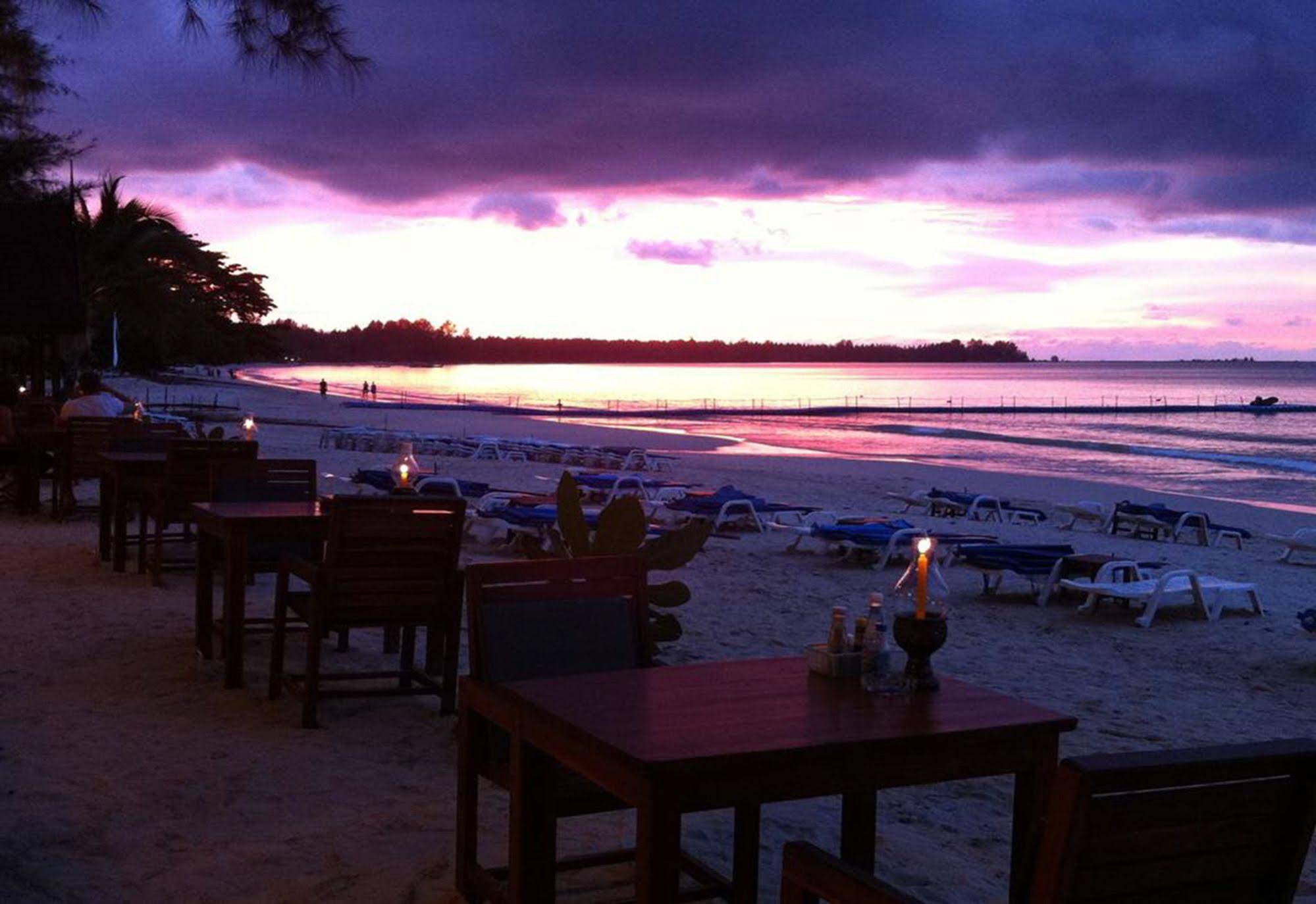 Ao Thong Beach Bungalows & Restaurant