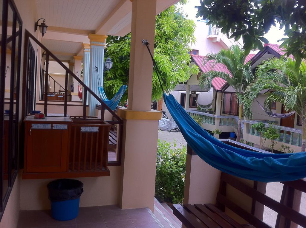 Black & White Bungalows