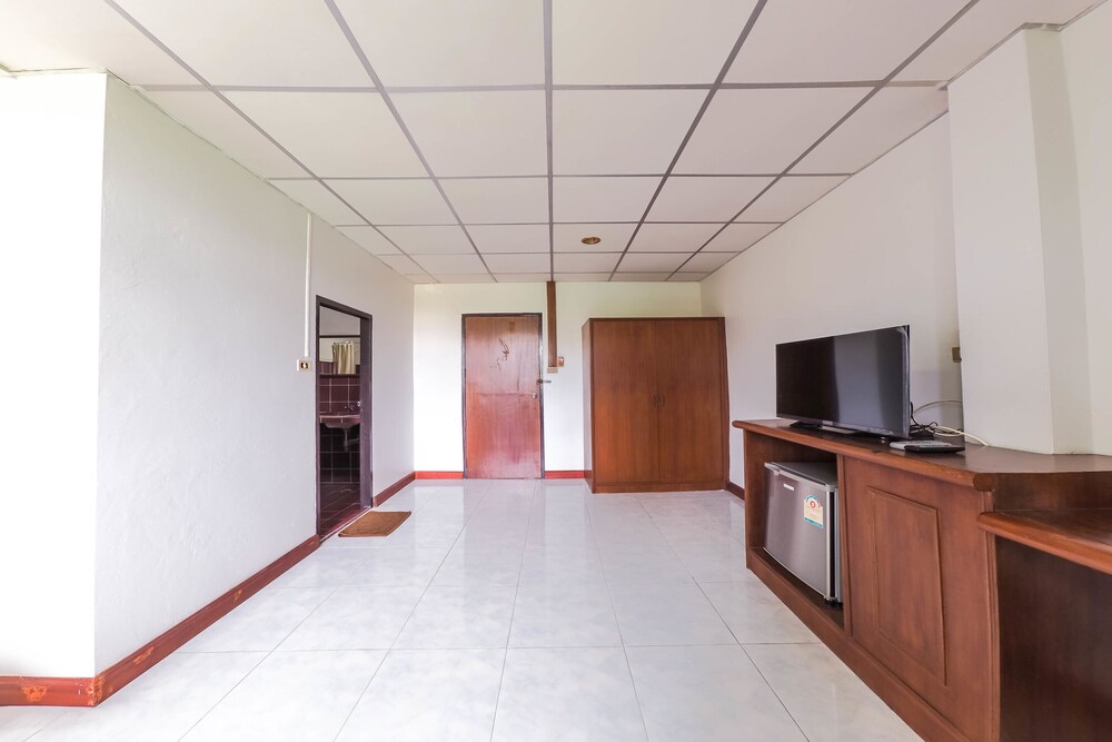 Dumrong Town Hotel by OYO Rooms