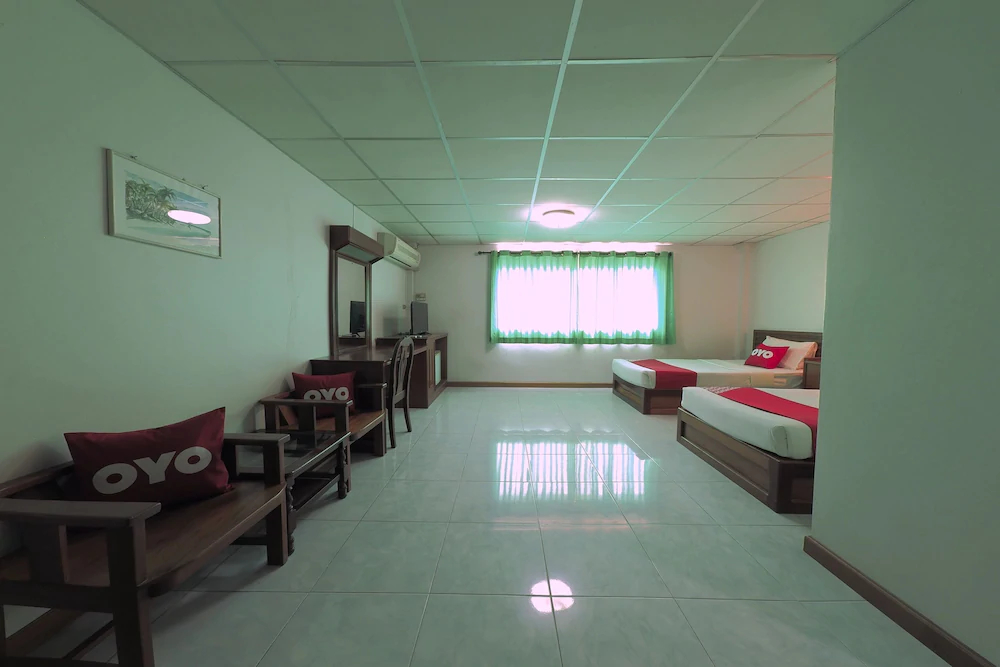 Dumrong Town Hotel by OYO Rooms