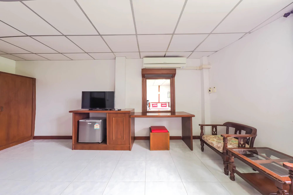 Dumrong Town Hotel by OYO Rooms