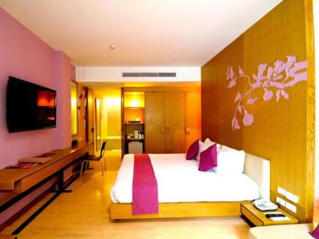 Iyara Beach Hotel & Plaza
