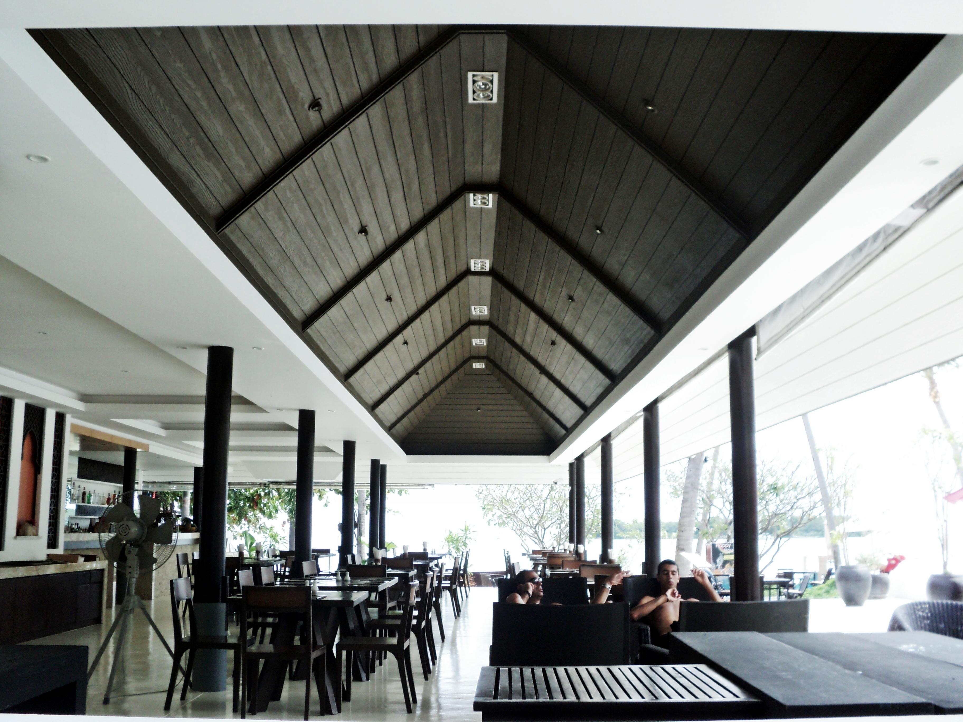Iyara Beach Hotel & Plaza