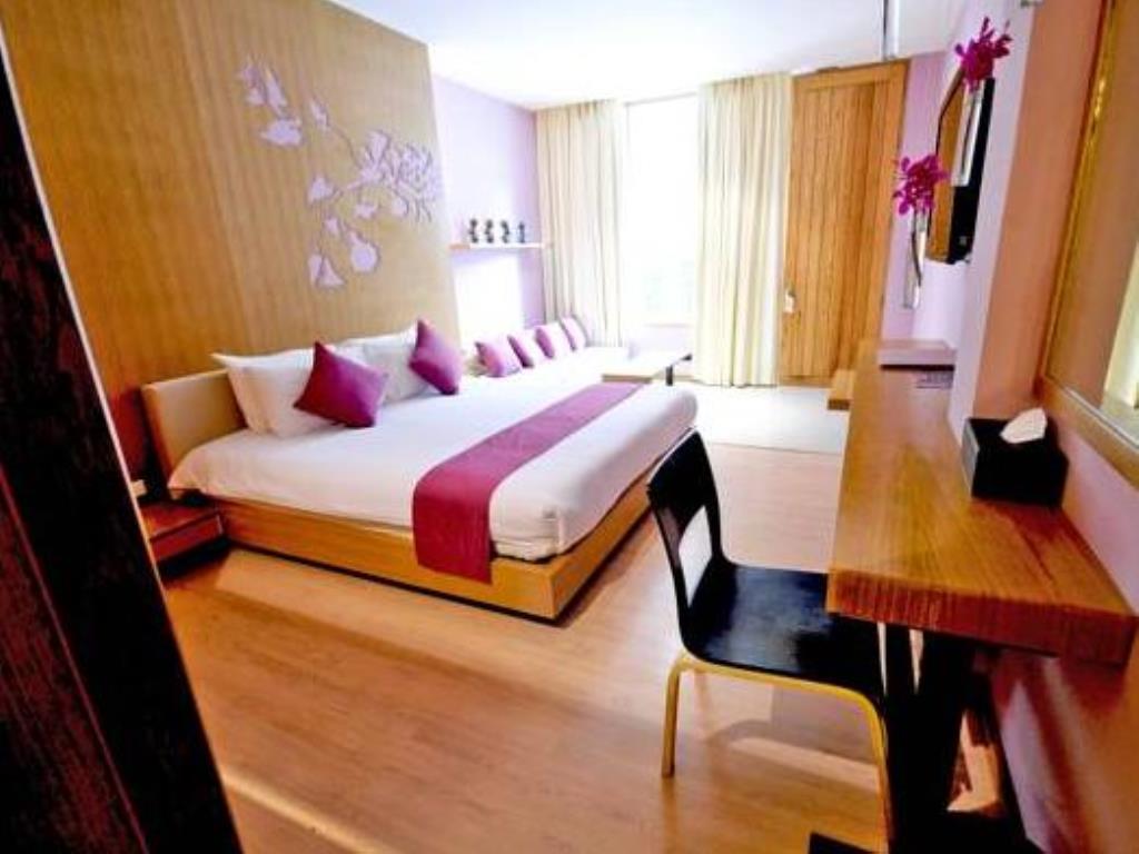 Iyara Beach Hotel & Plaza