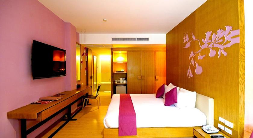 Iyara Beach Hotel & Plaza
