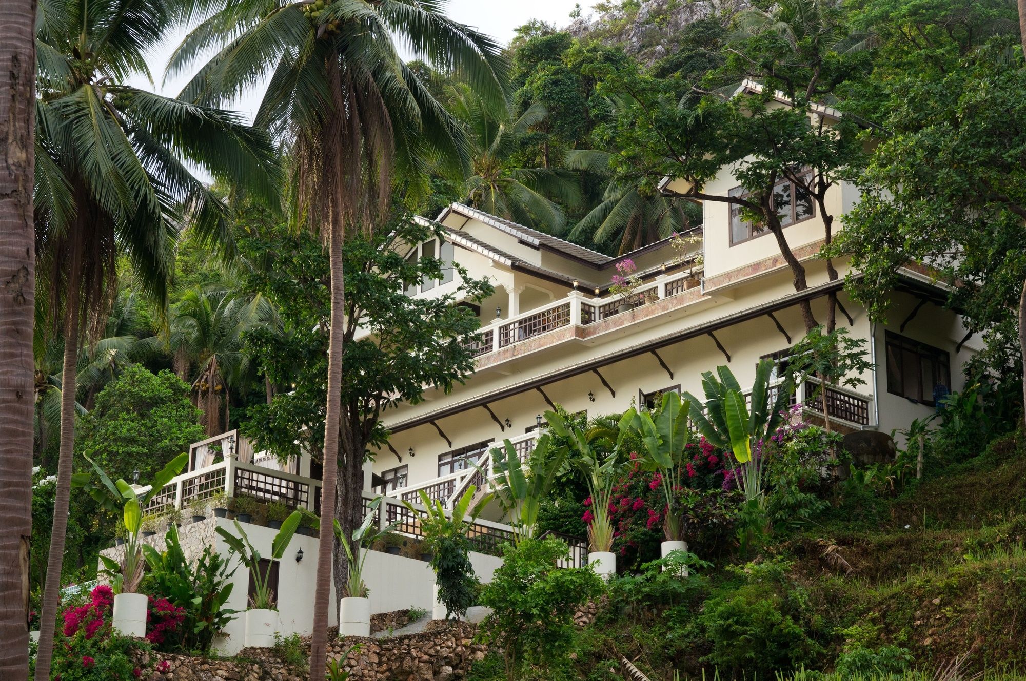 Jungle Emerald Rock Luxury Villa