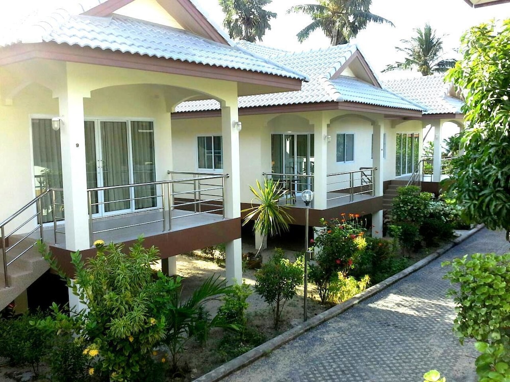 Krisada Beach Resort