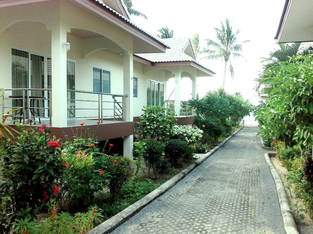 Krisada Beach Resort
