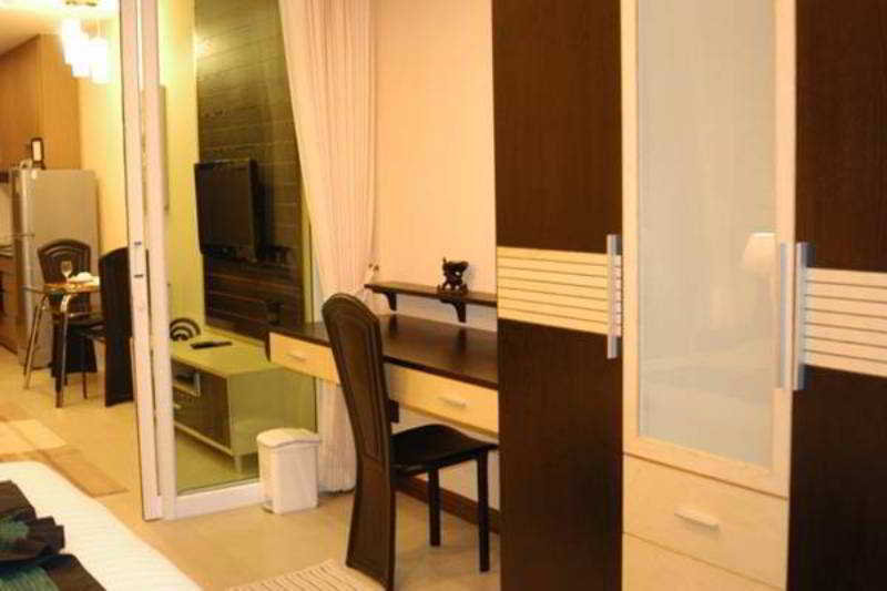 Whispering Palms Suite