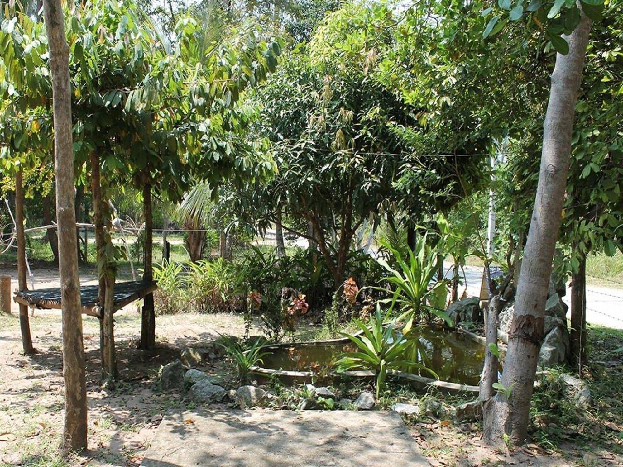 Jungle Bar & Bungalow
