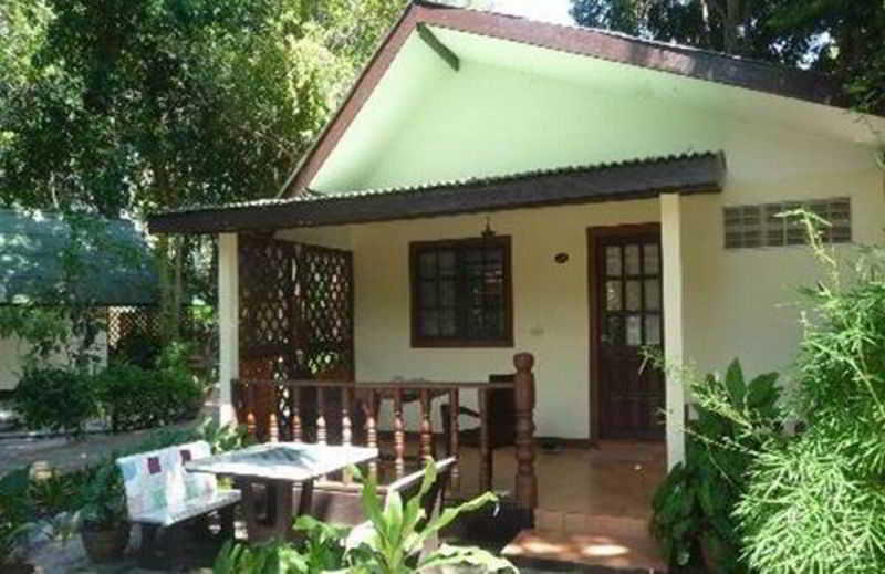 Harry's Bungalows & Restaurant