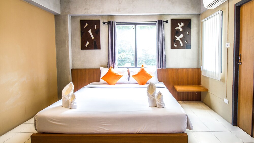 B2 Santitham (Wat Jed Yod) Boutique & Budget Hotel