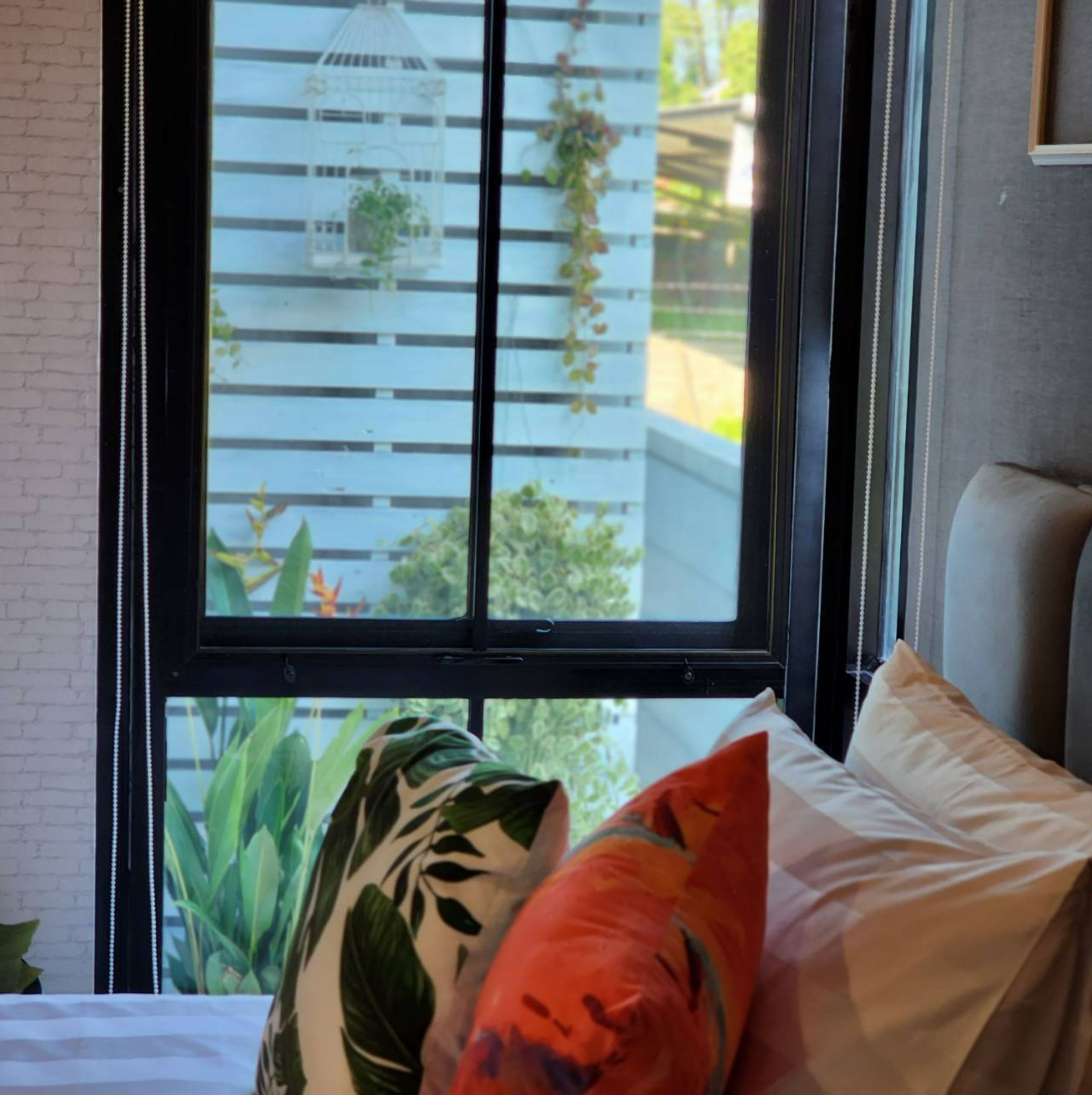 Capital O 75422 Million Pillows