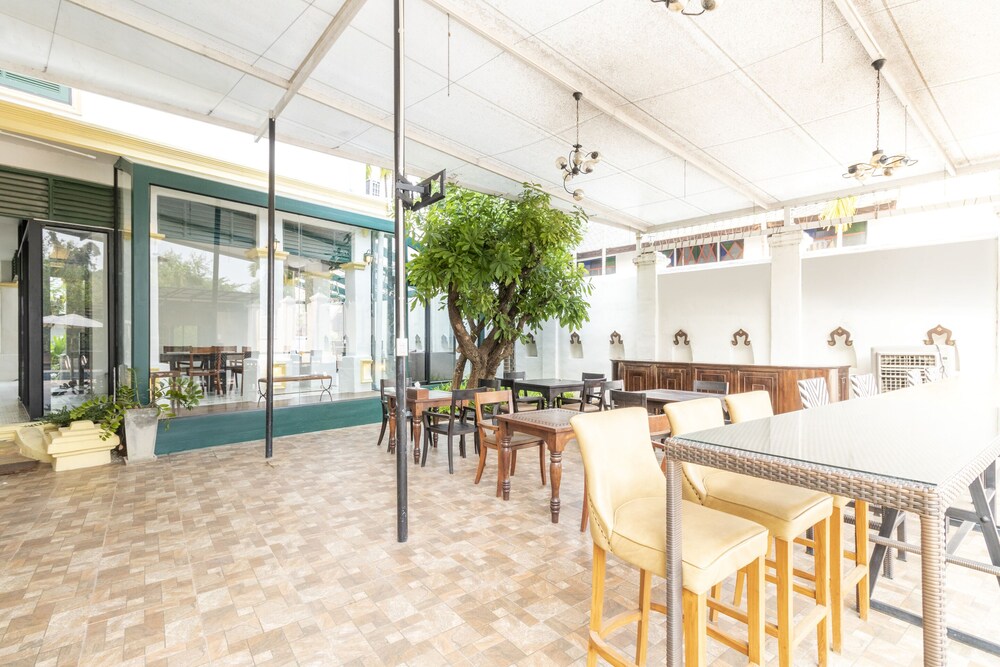 Cheva Gallery by OYO Rooms