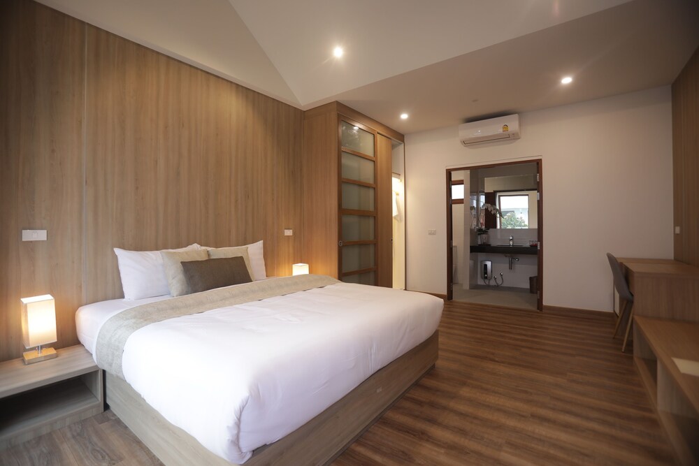 Four O'clock Hotel