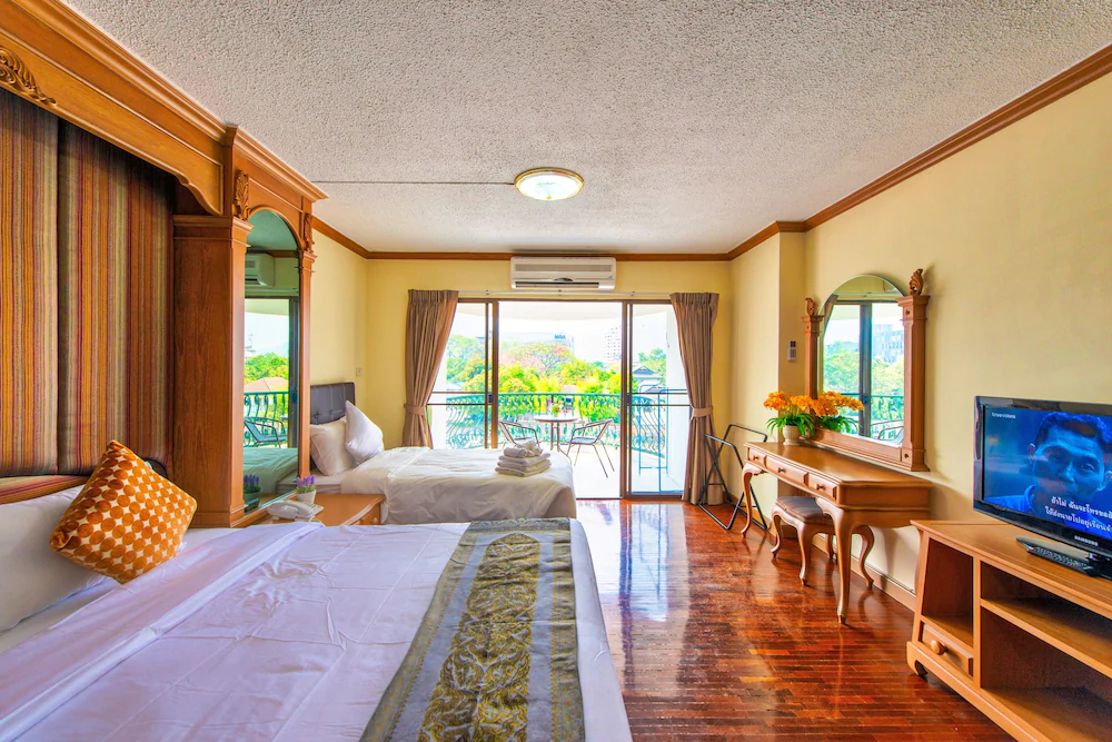 Hillside Plaza & Condotel 4