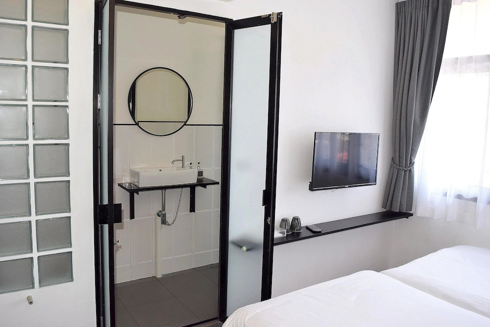 Non Num Poshtel