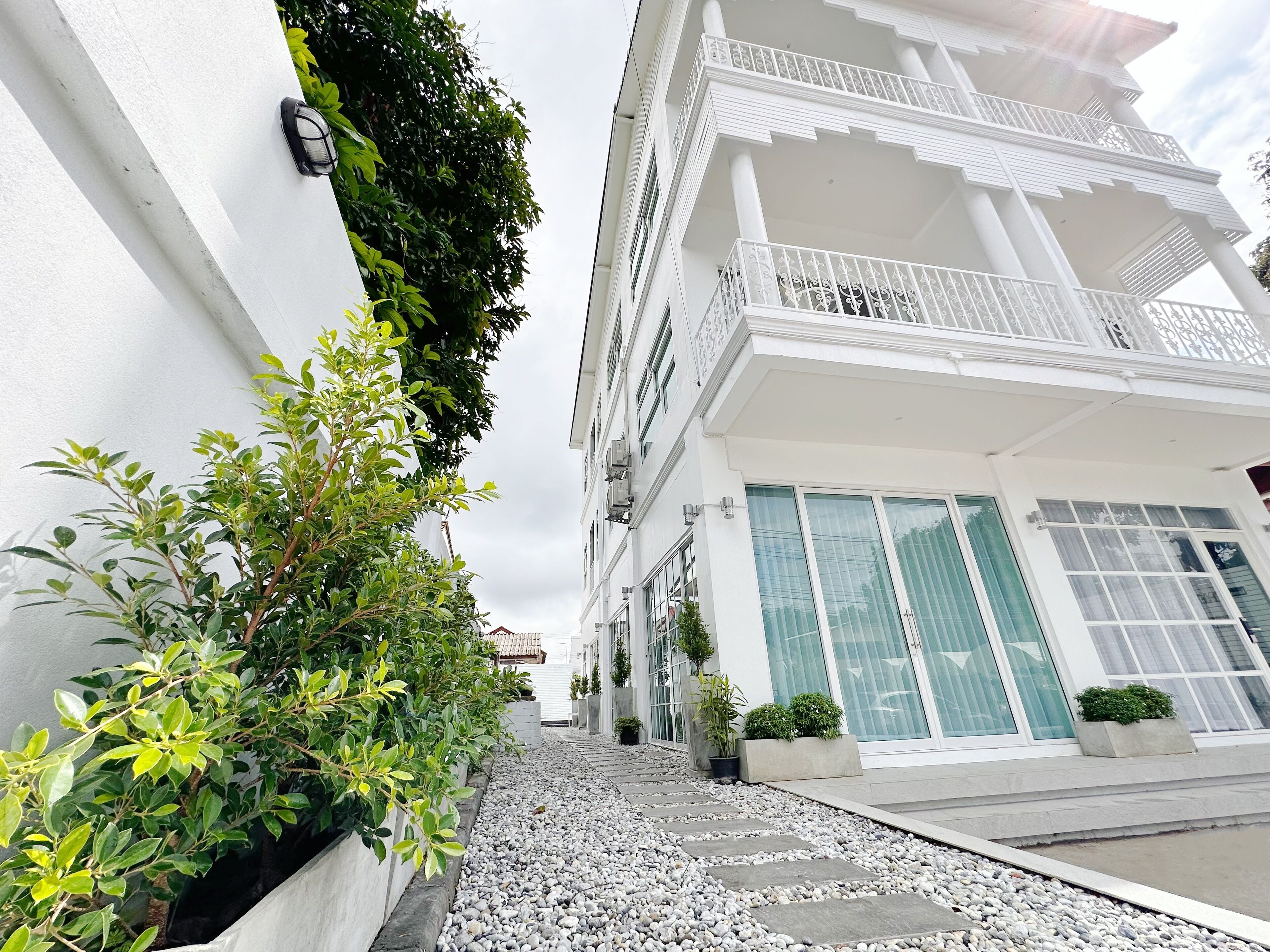 The White House Rachamankha